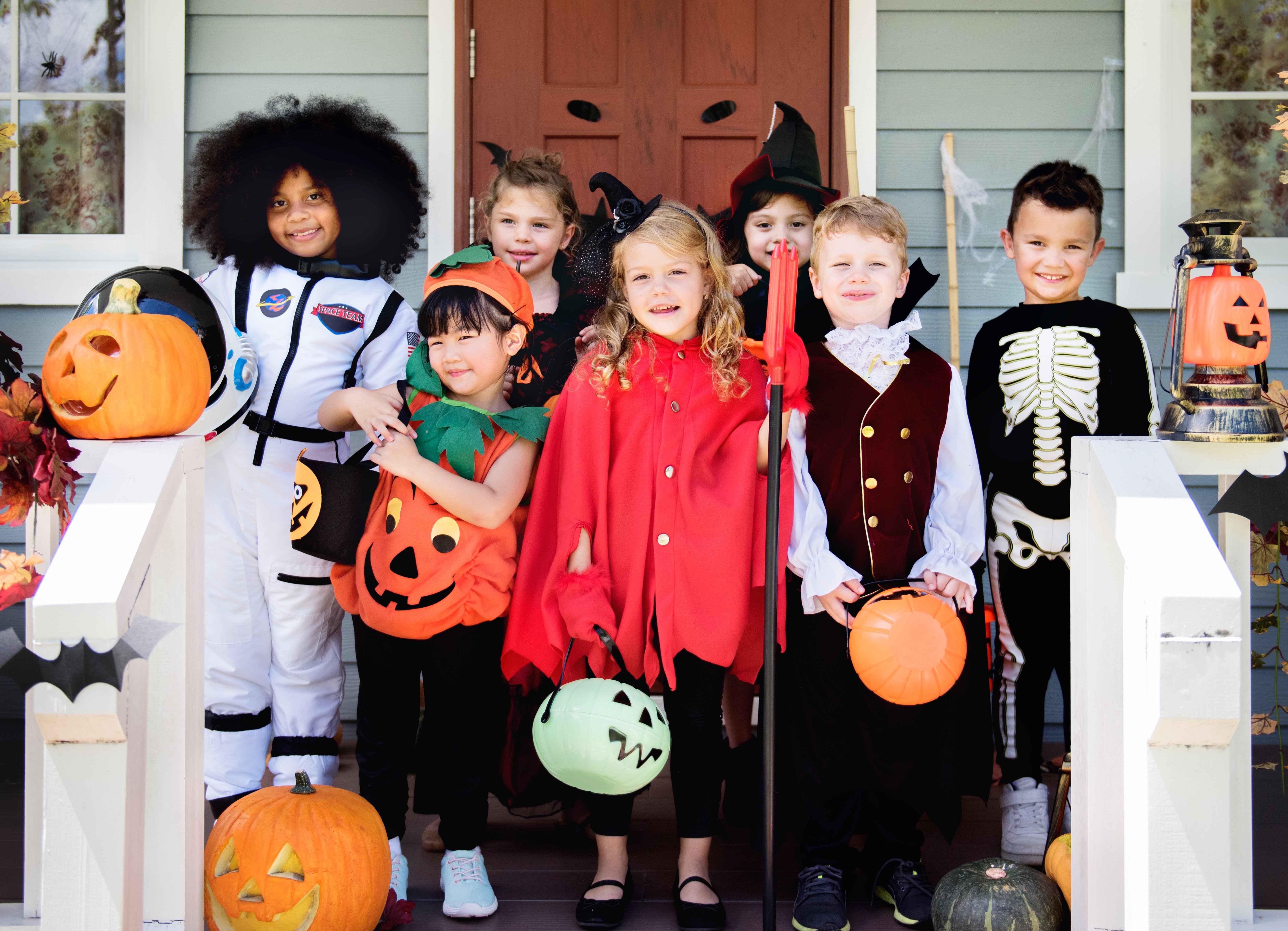little-children-in-halloween-costumes-SCX8G6E