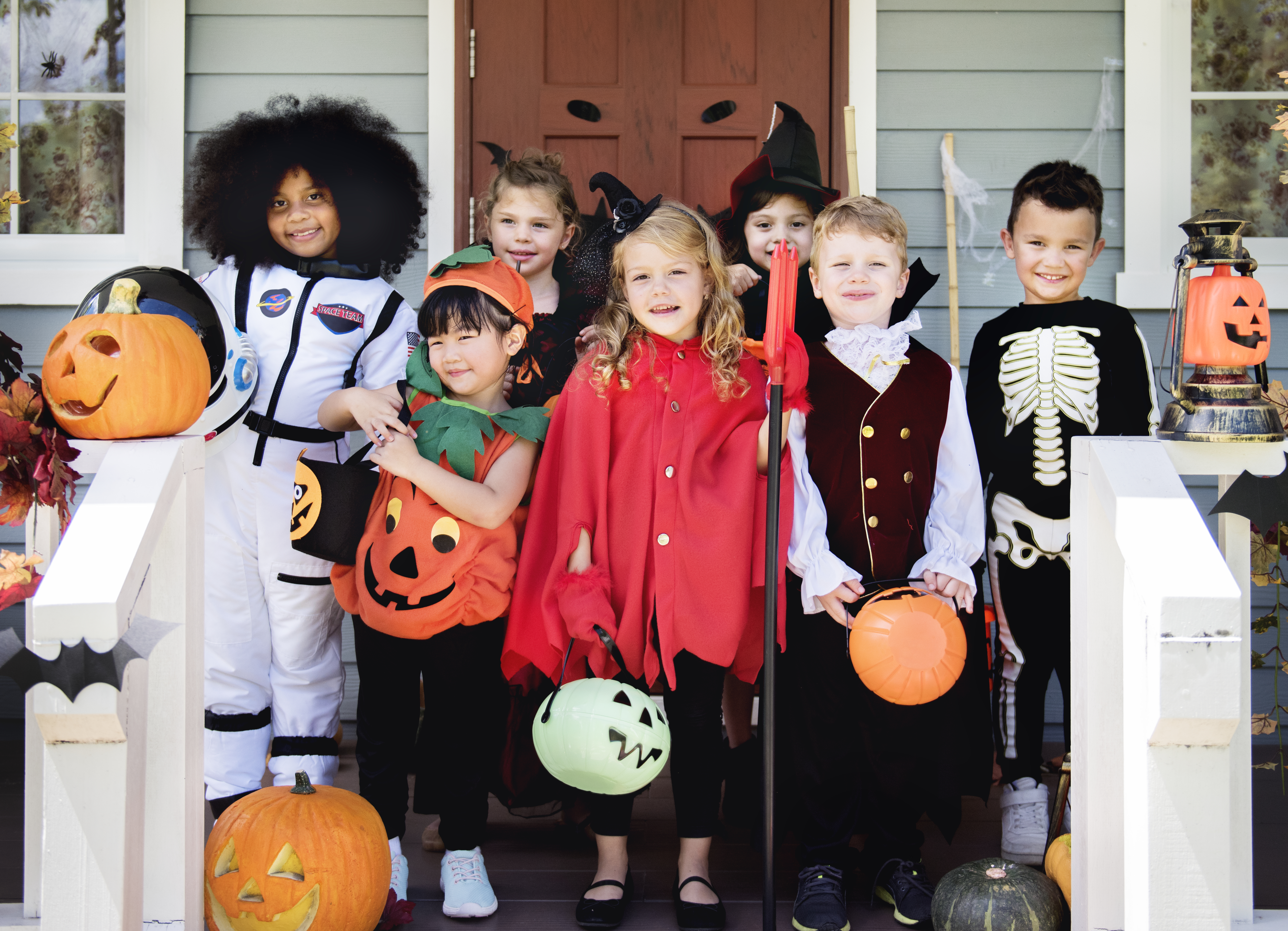 little-children-in-halloween-costumes-SCX8G6E